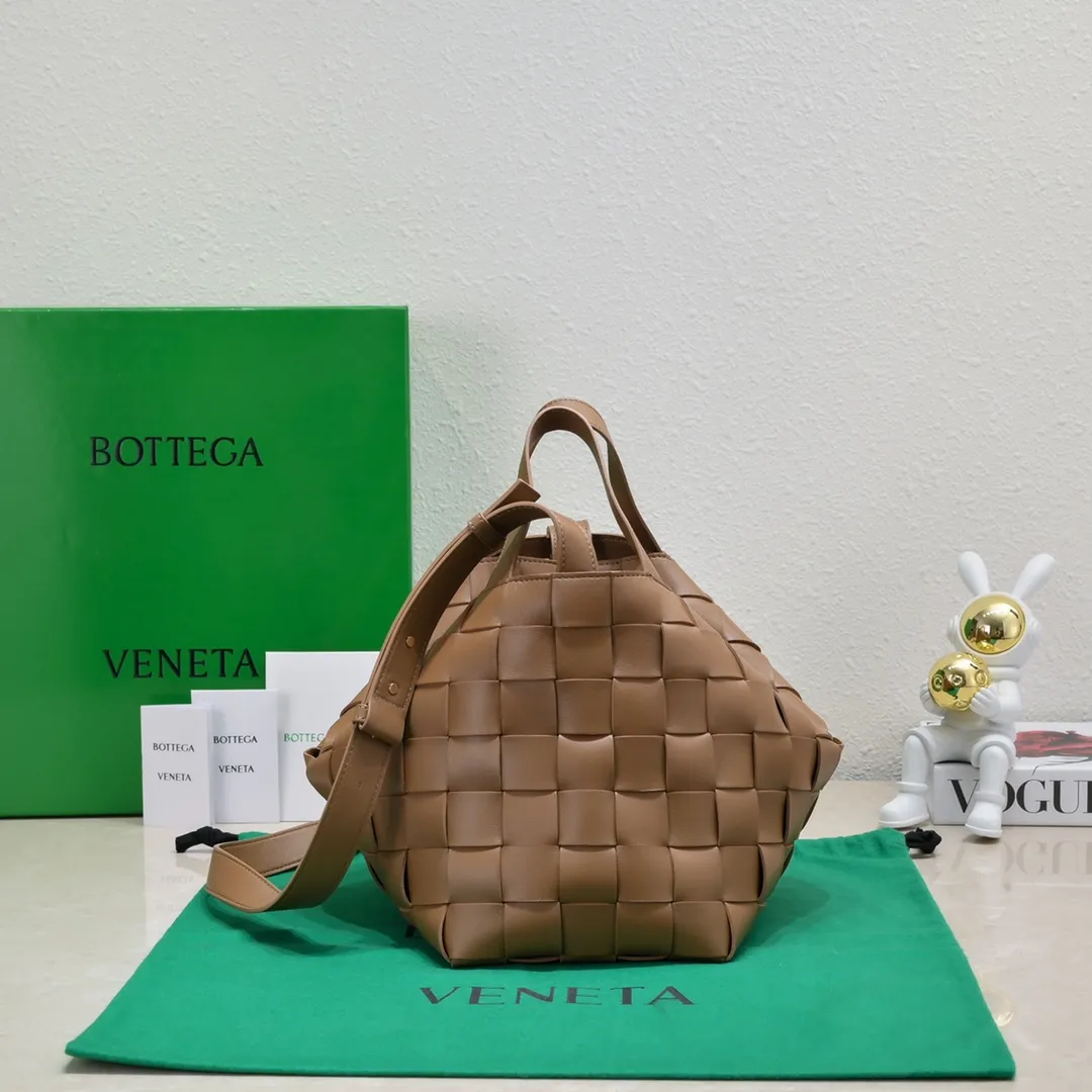 Batch 2600 BottegaVeneta What can be packed in the new bowling bag? Have you got the new bowling bag? Super large capacity ~ The key is low-key, simple and casual style ~ the fashion sense is not reduced at all. It combines BV's classic woven elements and can also be used for computers. The length of the shoulder straps can be adjusted. It is suitable for tall girls to carry. Boys also have a sunny back☀️ Style number: 7466# Size: 28*21*16